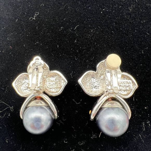 Shakira Caine Gray Faux Pearl Floral Necklace With Matching Clip-on Earrings - Picture 4 of 6